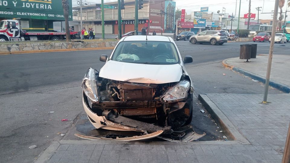 Auto Aveo, uno de los dos involucrados en el accidente