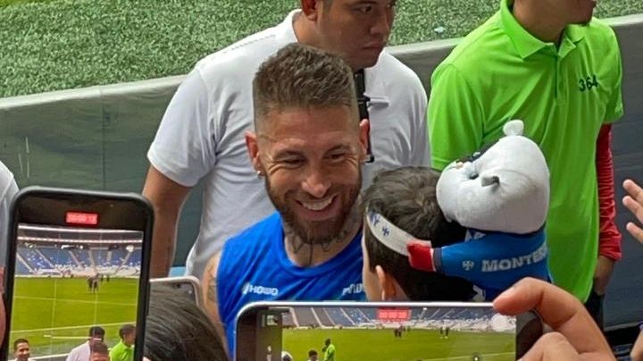 Sergio Ramos encabeza la convivencia con aficionados tras el entrenamiento en el 'Gigante de Acero'