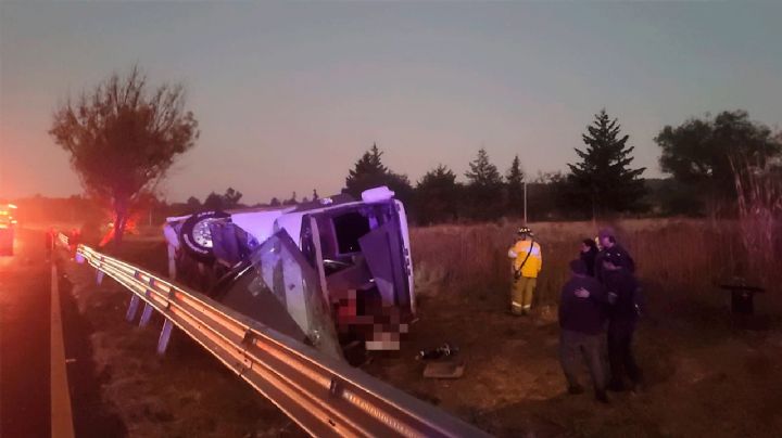 Volcadura de autobús deja 7 muertos y 20 heridos en Michoacán