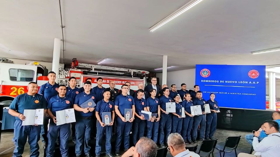 Los nuevos integrantes del cuerpo de Bomberos de Nuevo León.