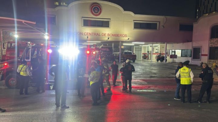 Chofer se queda dormido y choca su tráiler contra camión de bomberos en Monterrey