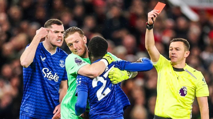 (VIDEO) Expulsan a Idrissa Gana Gueye, del Everton, por golpear a su propio compañero