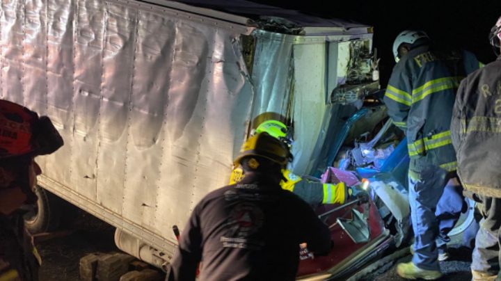 Camión con 4 toneladas de aguacate vuelca en García; 2 resultan heridos