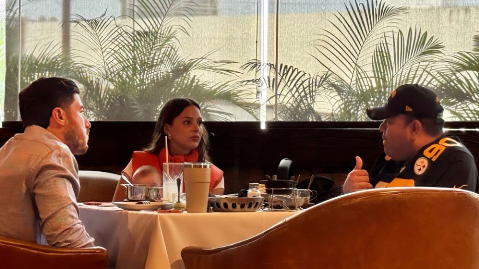 El gobernador Samuel García y su esposa Mariana Rodríguez fueron captados junto a Policarpo Flores, dirigente estatal del PAN, en un restaurante de San Pedro.