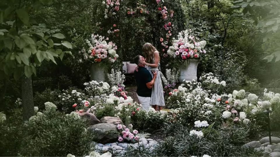 La remodelación busca ampliar el jardín para crear un ambiente floral lleno de rosas rojas y orquídeas.