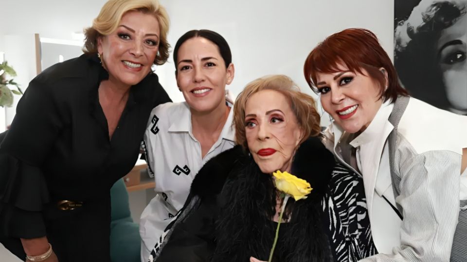 Silvia Pinal junto a su familia tras un homenaje en vida