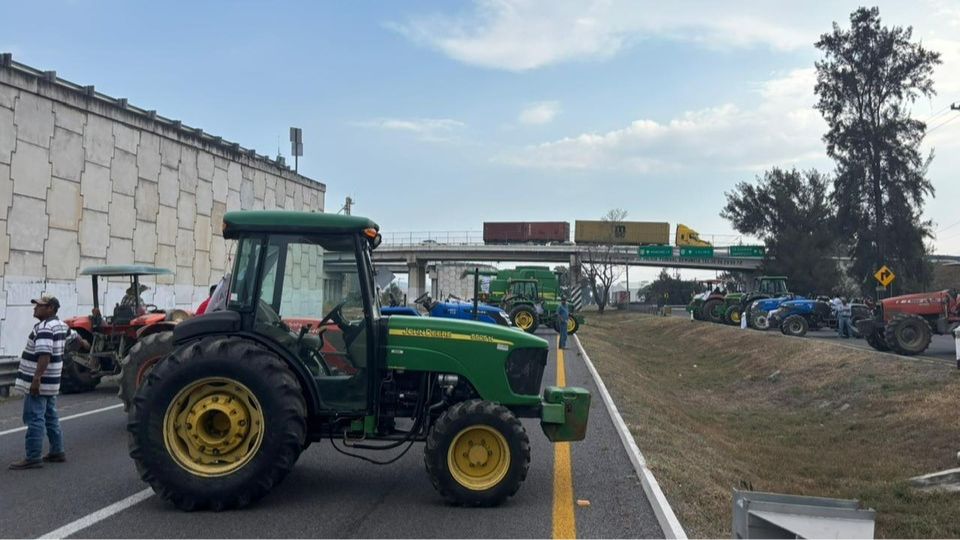 Tractores utilizados para cerrar carreteras | Facebook / Movimiento Agrícola Campesino MAC (Movimiento Agrícola Campesino)