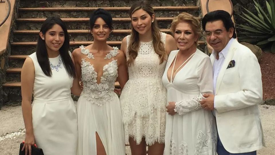 Aislinn Derbez junto a sus hermanas, su madre y su padrastro en su boda con Mauricio Ochmann.