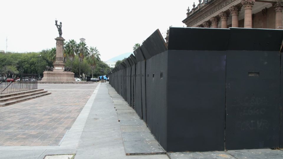 Vallas protegen al Palacio de Gobierno