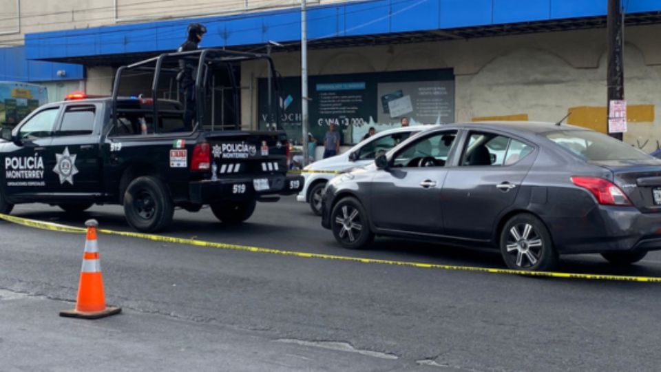 El auto quedó asegurado en calles del centro de Monterrey.