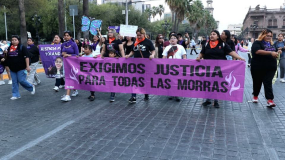 Mujeres marchan por el primer cuadro de la ciudad.