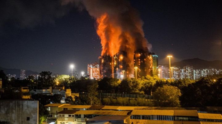 Mueren al menos 13 personas en incendio de varios edificios en Hong Kong
