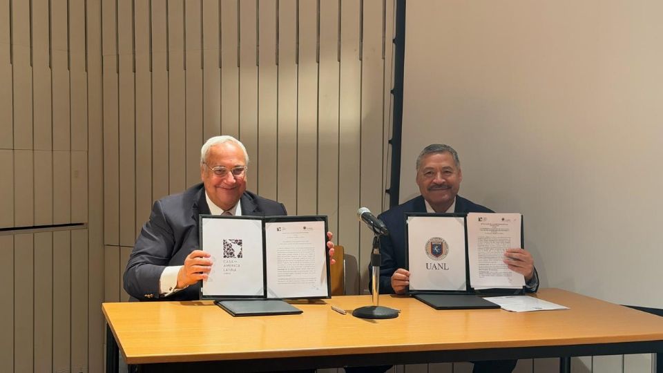 El rector de la UANL, Santos Guzmán (der.), firmó la renovación del Acuerdo Específico de Cooperación con la Casa de América Latina