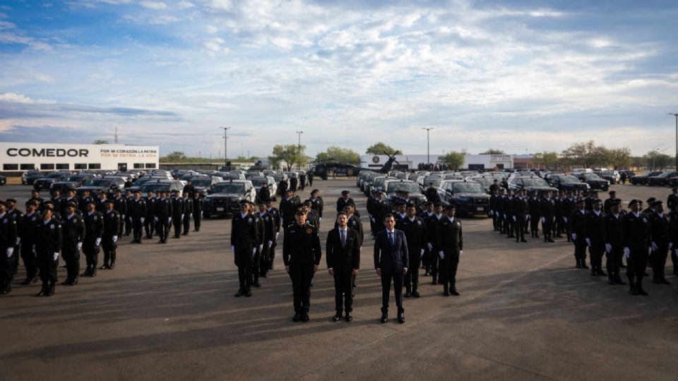 Samuel García, gobernador de Nuevo León, junto a los nuevos elementos de Fuerza Civil