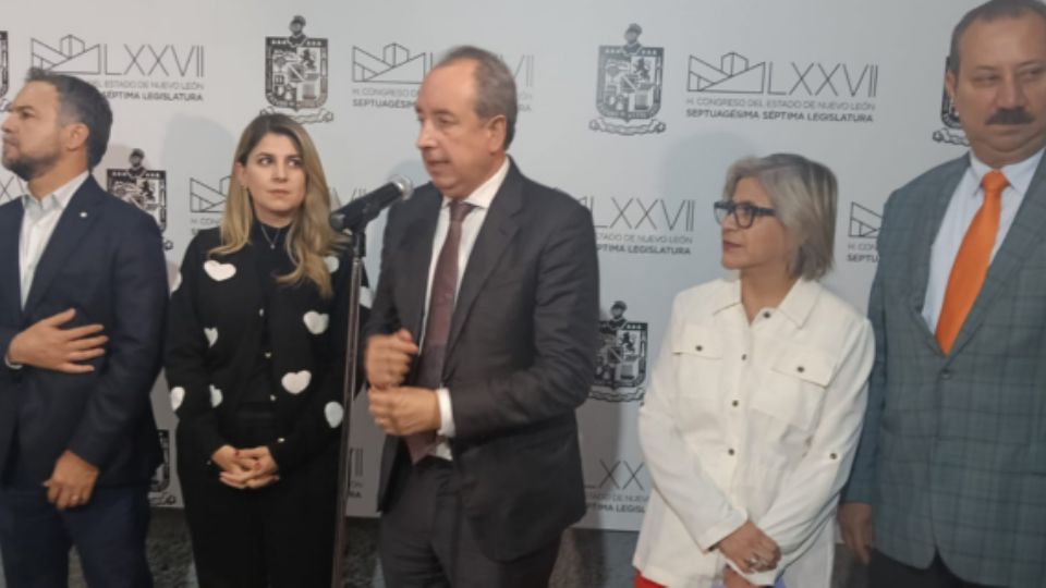 Carlos Garza, tesorero de Nuevo León, junto a diputados de Movimiento Ciudadano.