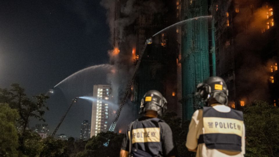 Bomberos combaten incendio.