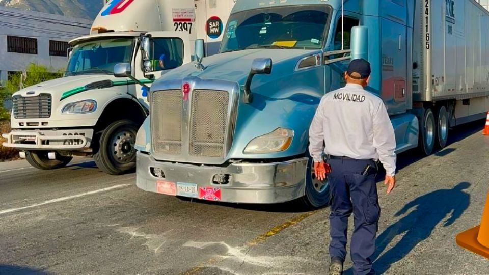 Tránsito en Nuevo León han sido señalados de extorsionar a transportistas.