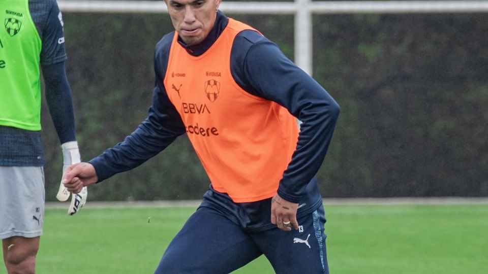 Carlos Salcedo regresa a los entrenamientos con Rayados