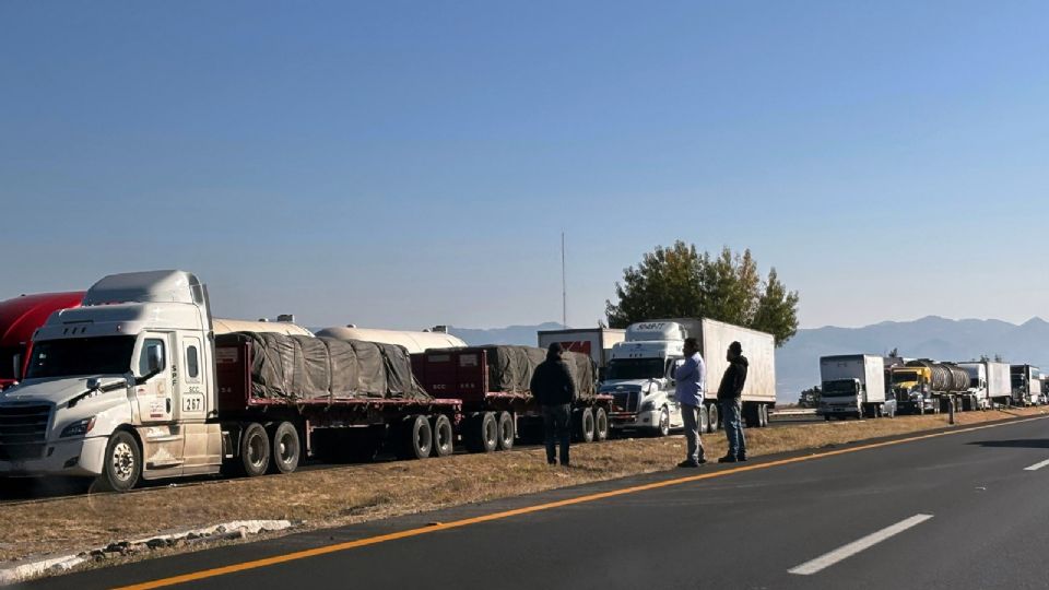 Fotografía de archivo del 31 de octubre de 2025 que muestra vehículos de carga estacionados durante un bloqueo de agricultores en la carretera que comunica a Maravatío, en Michoacán (México).