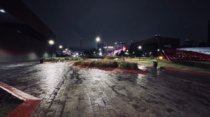 Estado y Monterrey realizan operativo para erradicar comercio informal en la Macroplaza