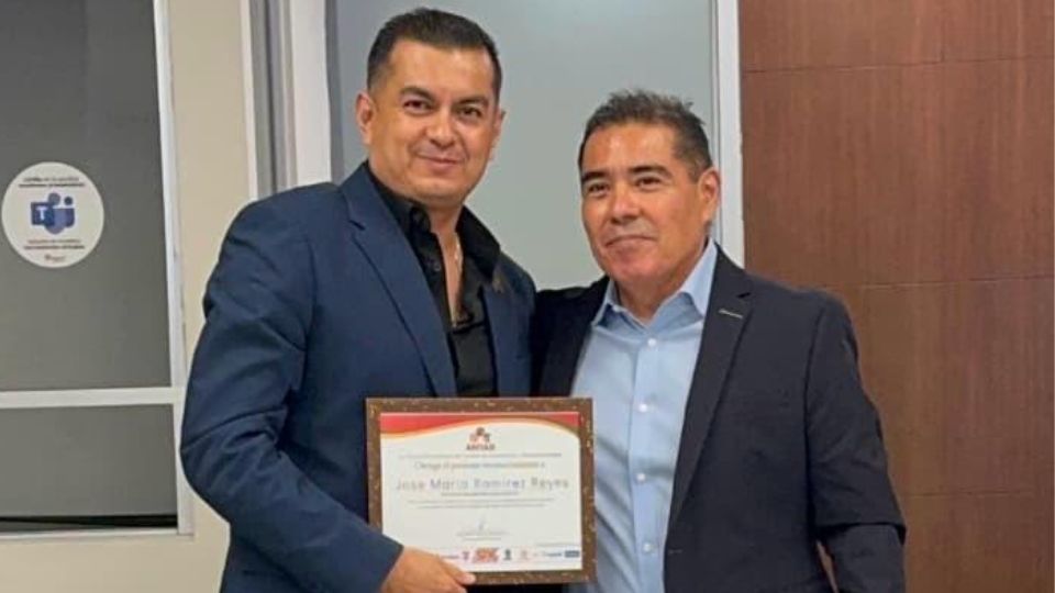 Secretario de Seguridad de Santa Catarina, José María Ramírez (izq.) recibe reconocimiento de parte de la ANTAD.