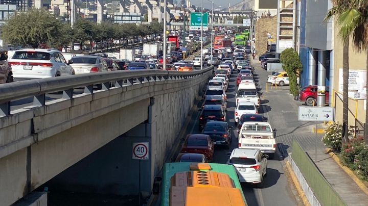 Bloquean con ataúdes avenida Constitución en Monterrey