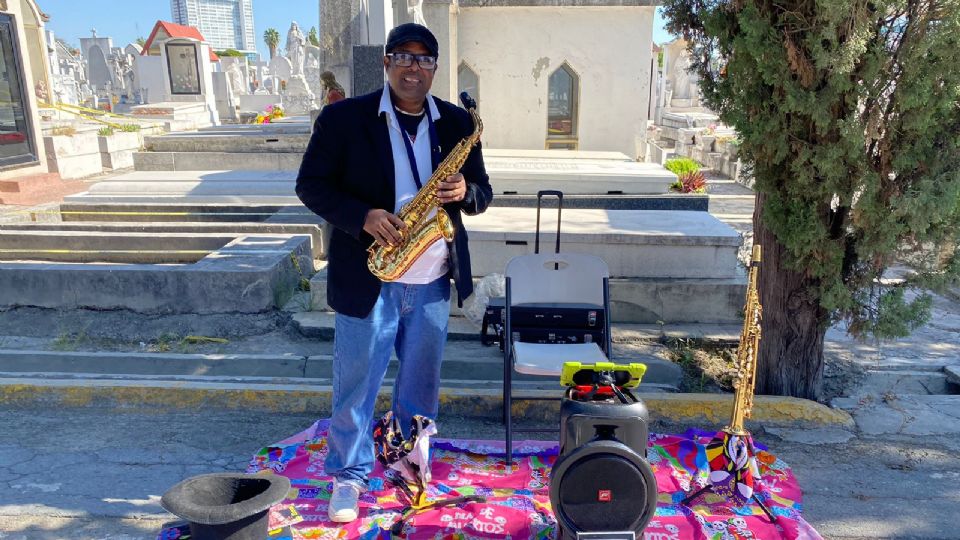 El artista se presenta voluntariamente en el Panteón Dolores, envolviendo con jazz y melodías románticas la visita familiar, rindiendo un sentido homenaje a su padre.