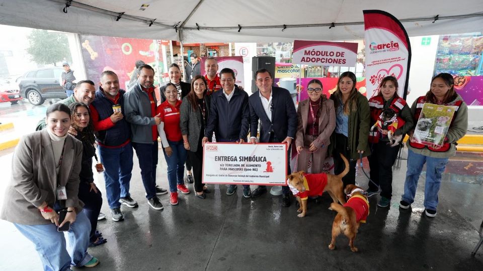 El alcalde de García, Manuel Guerra Cavazos impulsa su programa de adopción de perritos.