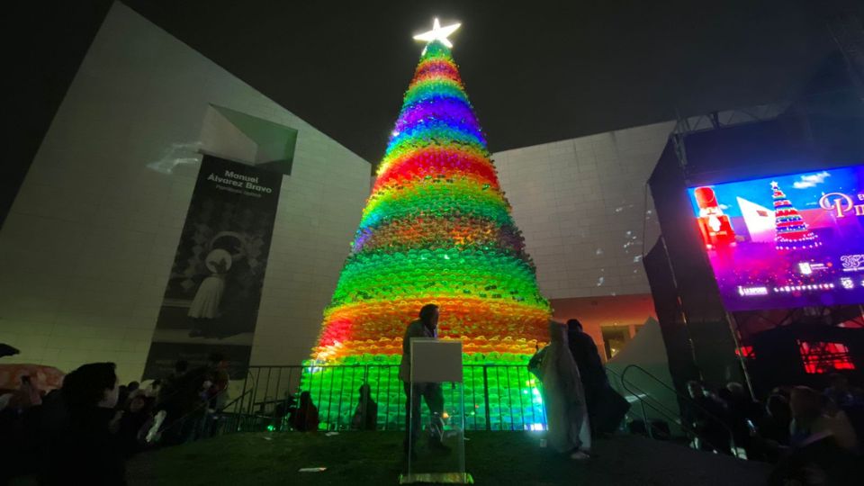 El encendido del pino marca el inicio de los festejos navideños en el estado de Nuevo León.