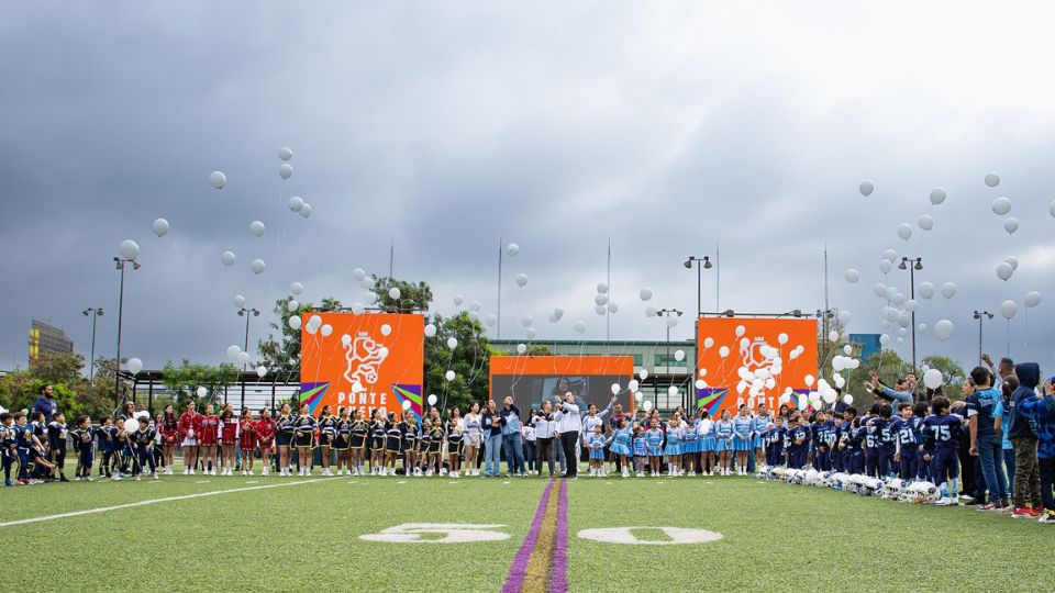 Se lanzaron globos blancos al cielo.