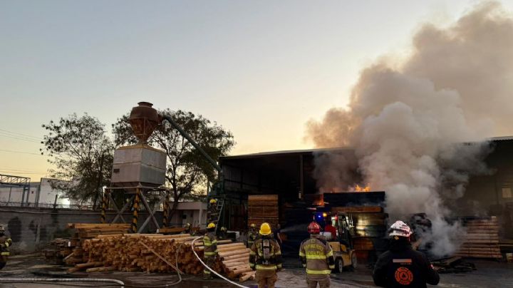 Se registra incendio en una tarimera del Parque Industrial Escobedo