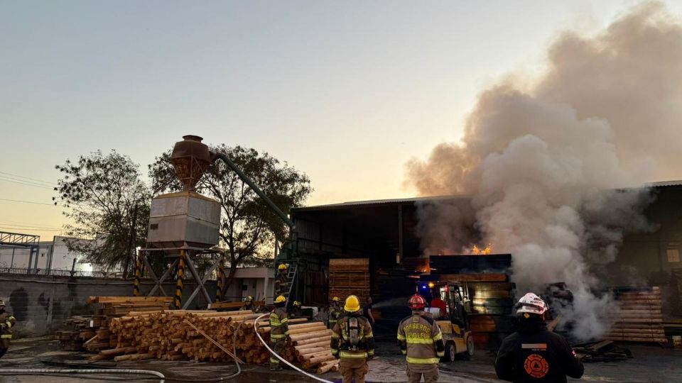 Incendio en tarimera del Parque Industrial Escobedo.