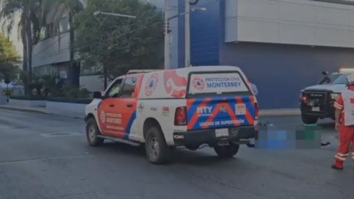 Muere repartidor de comida al chocar contra una camioneta en el centro de Monterrey