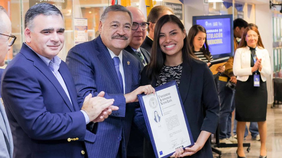 La UANL inició con un plan piloto, el rector entregó los primeros diez títulos a beneficiados.