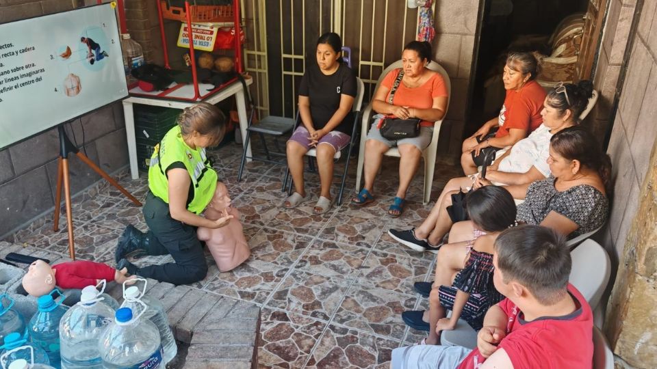 Impartición de plática sobre primeros auxilios a familias de Santa Catarina