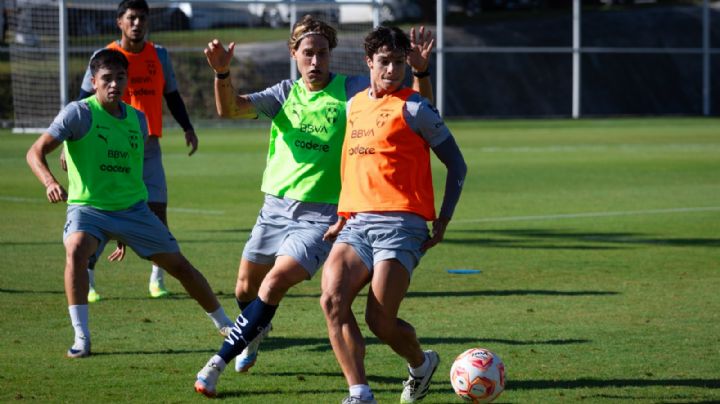 Óliver Torres sería titular pese al riesgo de suspensión; Rayados cambiará su dinámica de viaje