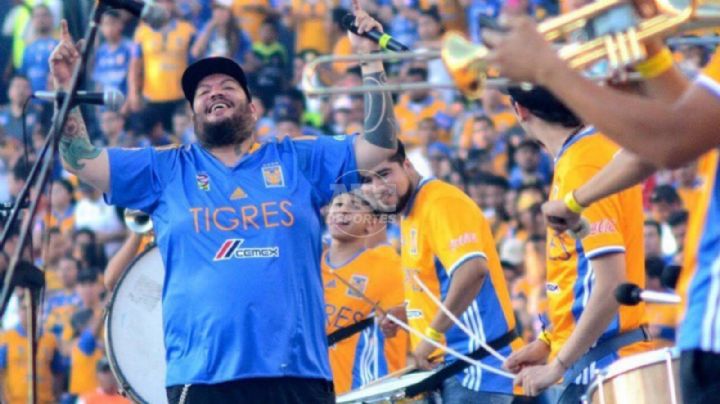 Pato Machete le canta a Tigres con pasión y religión