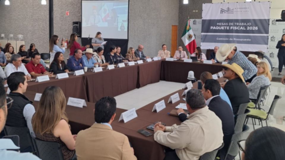 Mesa de trabajo para definir propuesta de presupuesto.