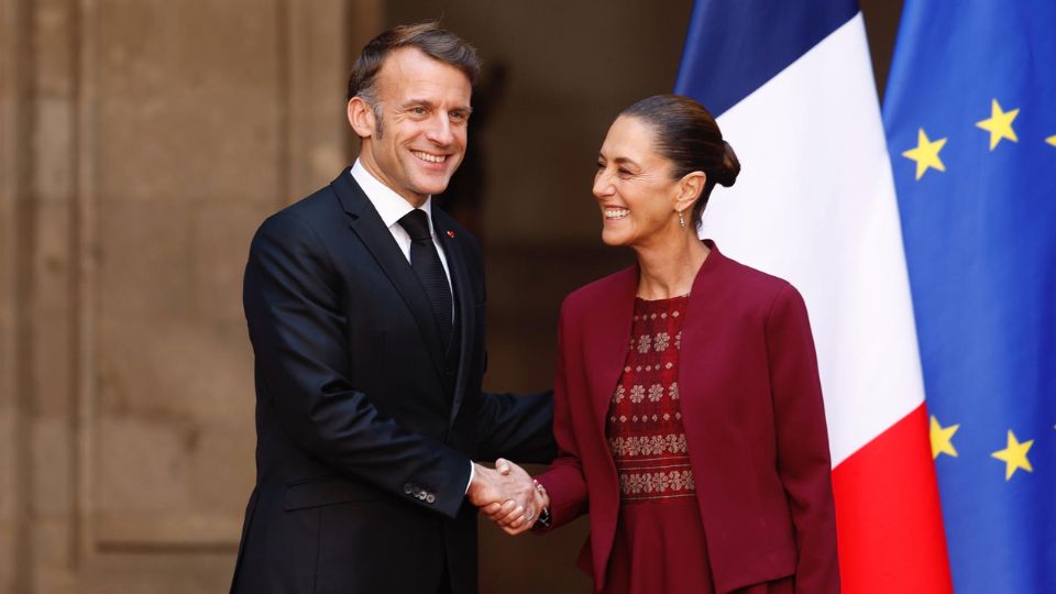 La presidenta de México, Claudia Sheinbaum (d), saluda al presidente de Francia, Emmanuel Macron a su llegada este viernes, en Ciudad de México