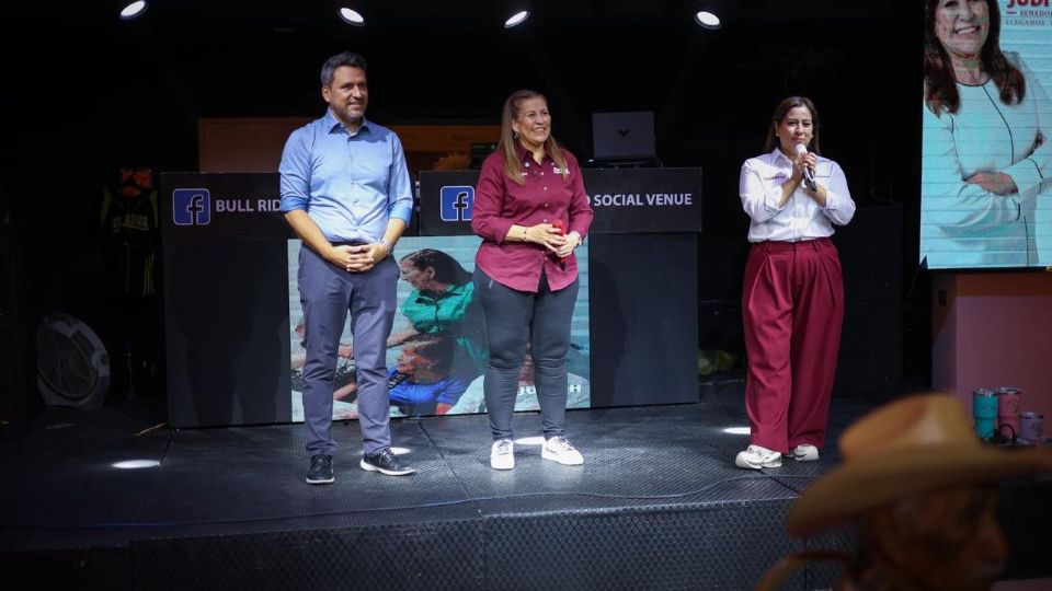 La senadora y los legisladores locales de Morena dialogaron con habitantes de la colonia Crispín Treviño.