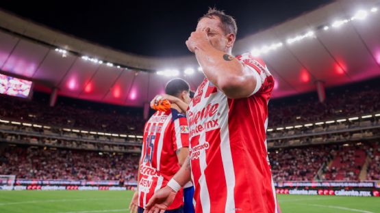VIDEO: ‘Chicharito’ Hernández volvió a marcar y lloró en su celebración ante la afición de Chivas