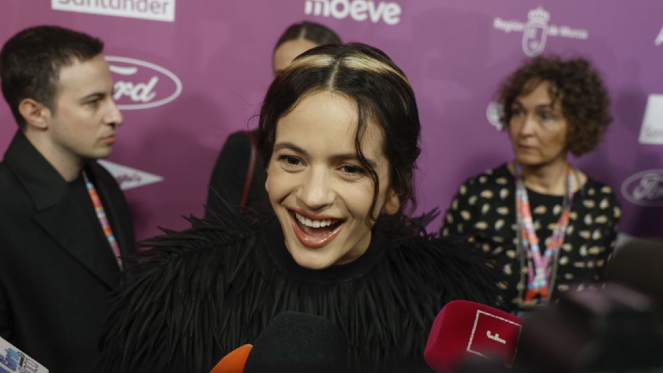 La cantante Rosalía atiende a la prensa a su llegada a la gala de LOS40 Music Awards 2025 este viernes, en el Roig Arena de València.