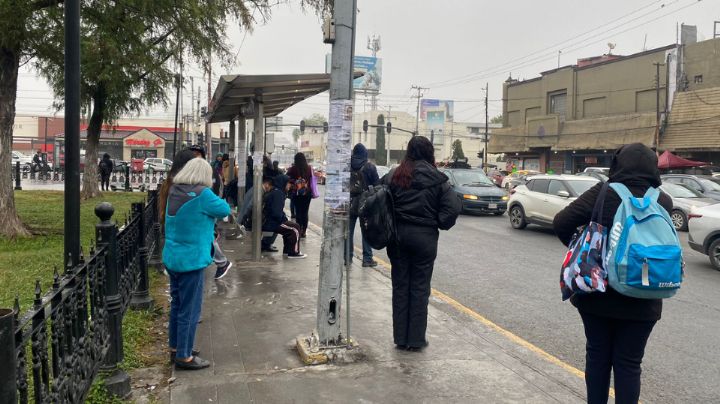 Usuarios enfrentan espera de camiones en medio de frío y llovizna en Monterrey