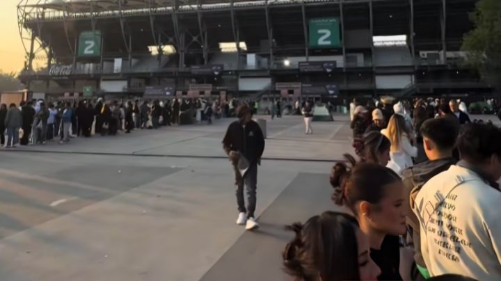 Fans madrugan y hacen largas filas para el primer concierto de Bad Bunny en CDMX
