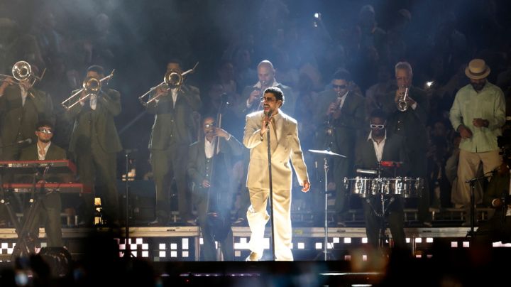 Bad Bunny sufre caída en su primer concierto en Ciudad de México