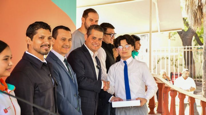 Nuevo León entrega 270 iPads a estudiantes destacados de secundaria