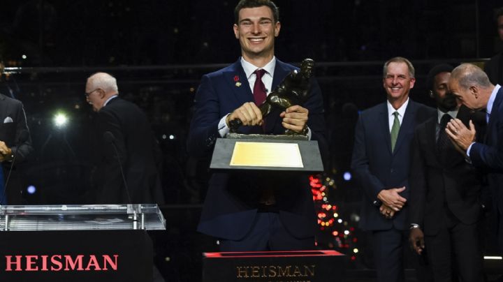 Fernando Mendoza, QB de raíces cubanas, gana el Trofeo Heisman de la temporada 2025