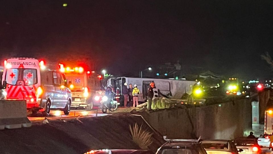 La volcadura en la avenida Miguel Alemán en un tramo ubicado en el municipio de Apodaca.