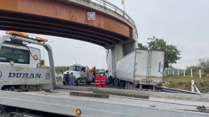 Tráiler se impacta contra puente vehicular en Guadalupe