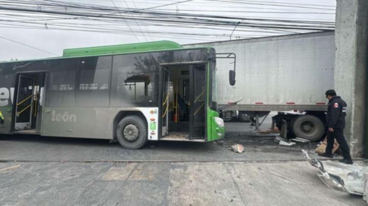 Choque entre camión urbano y tráiler deja 29 heridos en San Pedro